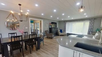 Rumah, 3 kamar tidur, kolam renang pribadi, pemandangan kebun | Ruang makan