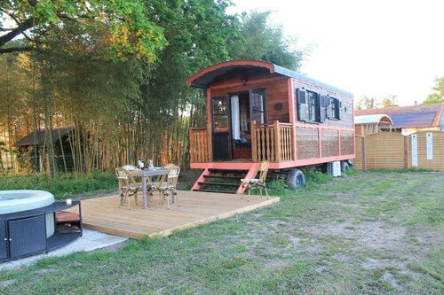Roulotte with private jacuzzi in Dordogne Pets welcome!