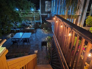 Outdoor dining - Harvard Sq 1bedroom apt free parking/garden/own entrance walk to T&Charles River (Cambridge)