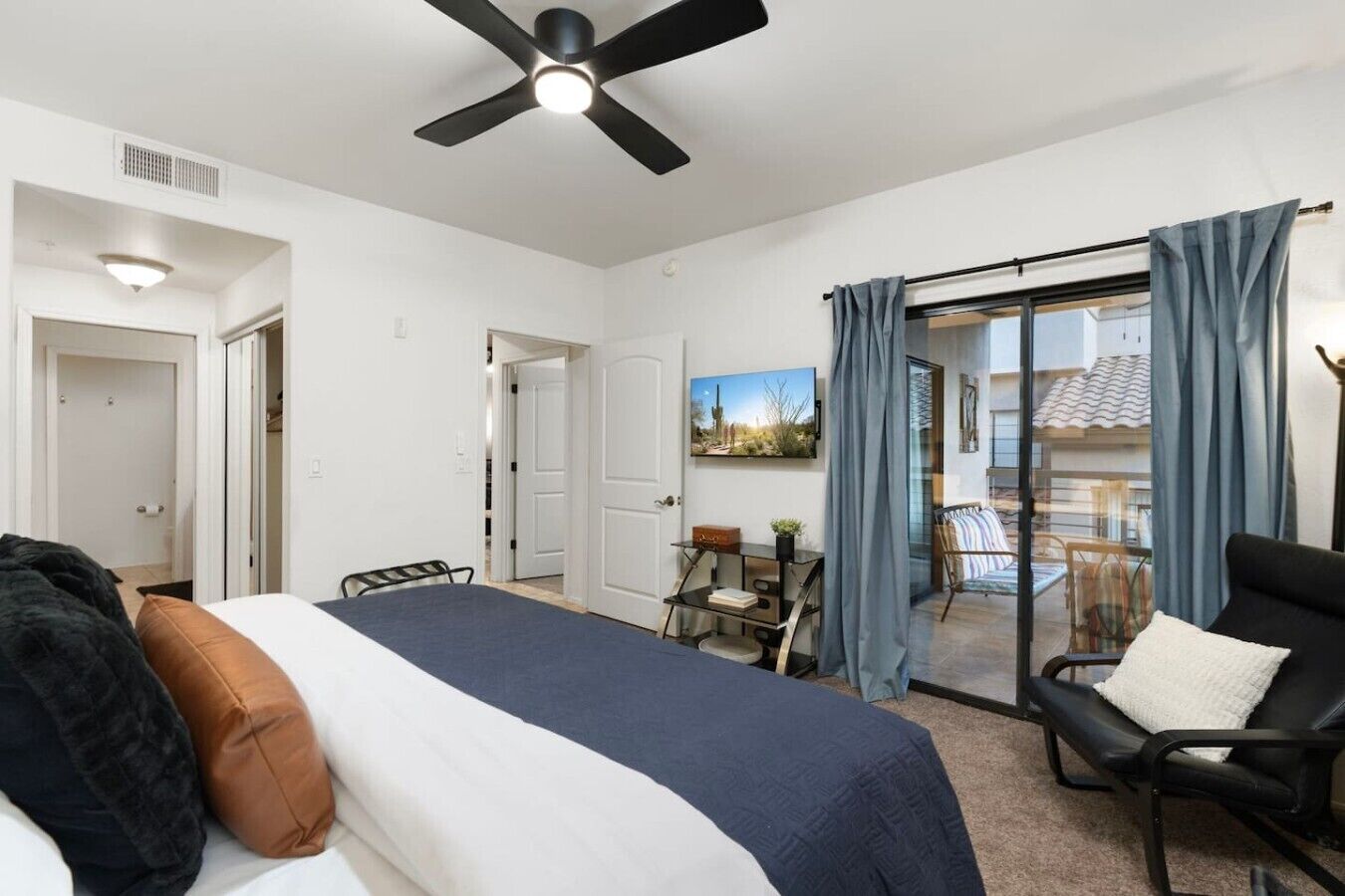 Desk, iron/ironing board, WiFi, bed sheets