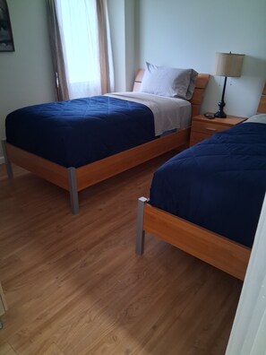 Tabla de planchar con plancha, wifi y ropa de cama 