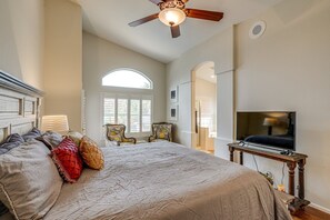 3 bedrooms, WiFi, bed sheets, wheelchair access - Waterfront 3BR Home with Pool ,BBQ Patio & Fire Pit (Glendale)