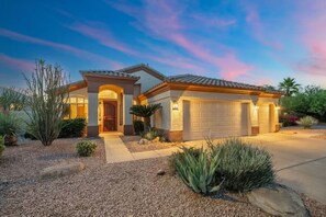 Exterior - Waterfront 3BR Home with Pool ,BBQ Patio & Fire Pit (Glendale)