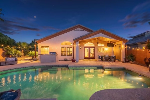 A house with a swimming pool, outdoor seating, and a covered patio. - Waterfront 3BR Home with Pool ,BBQ Patio & Fire Pit (Glendale)