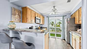 House, Multiple Beds (Sandcastle 18) | Private kitchen