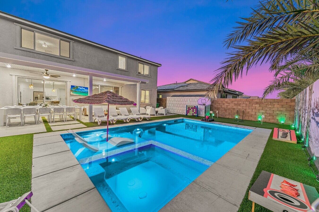 Ein Garten mit Pool, Sitzgelegenheit und Basketballkorb.