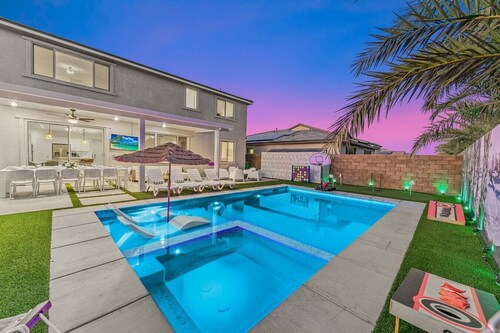 Luxury 8BR Pool Firepit Game Room & Outdoor Dining - Sleeps 25