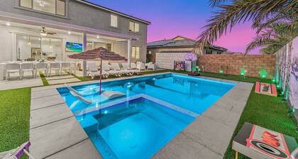 Luxury 8BR Pool Firepit Game Room & Outdoor Dining - Sleeps 25