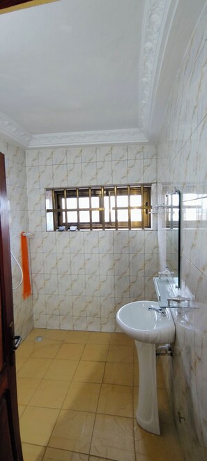 Comfort Apartment, 2 Bedrooms | Bathroom | Shower - Royal Blue Apartments (Lomé)