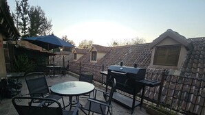 A patio with outdoor furniture, a grill, and a tiled roof. - Loft Il Rifugio di Fiammetta (Val'Quirico)