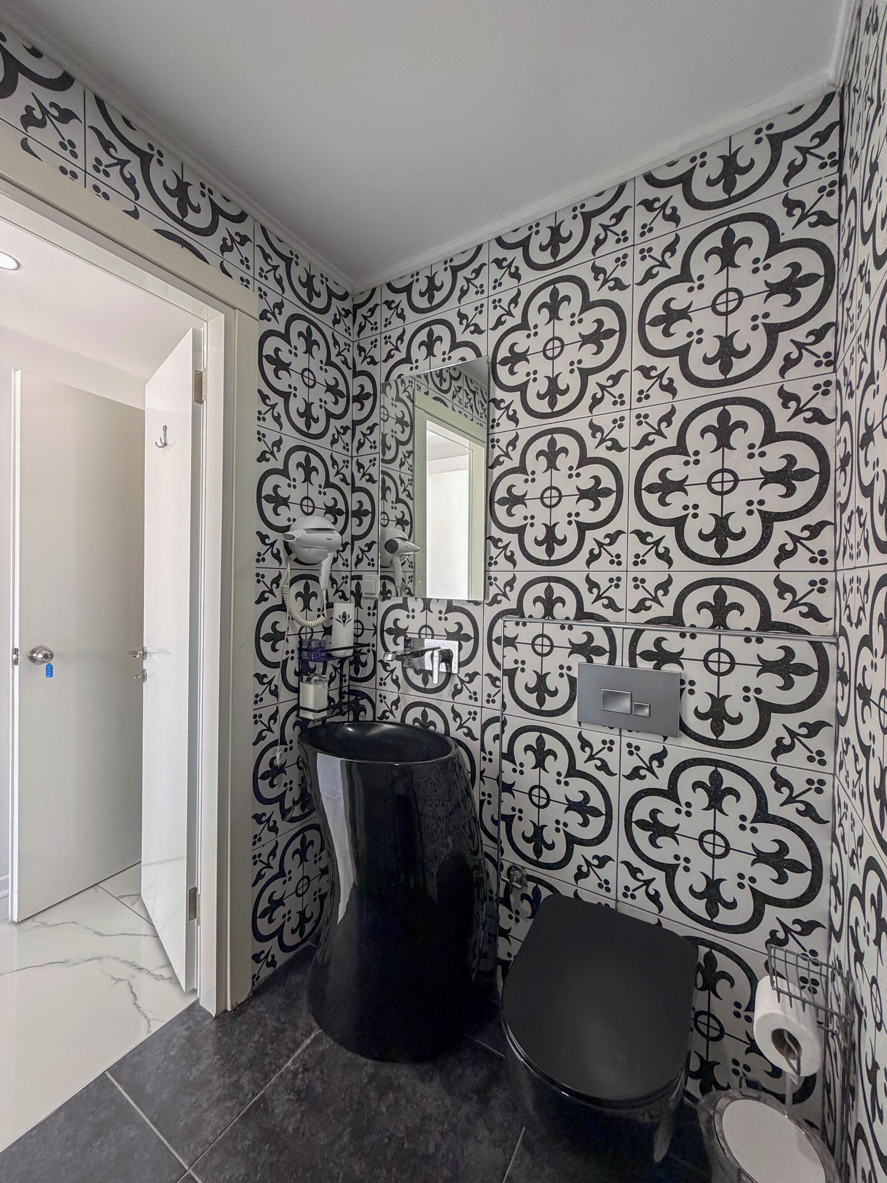 Standard Room, Balcony, Sea View | Bathroom | Shower, towels, soap, shampoo