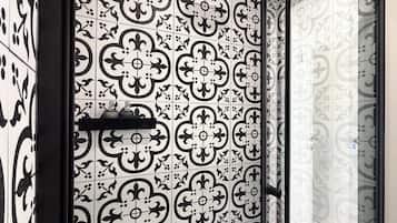 Quarto standard, sacada, vista para o mar | Banheiro | Chuveiro, toalhas de banho, sabonete, shampoo