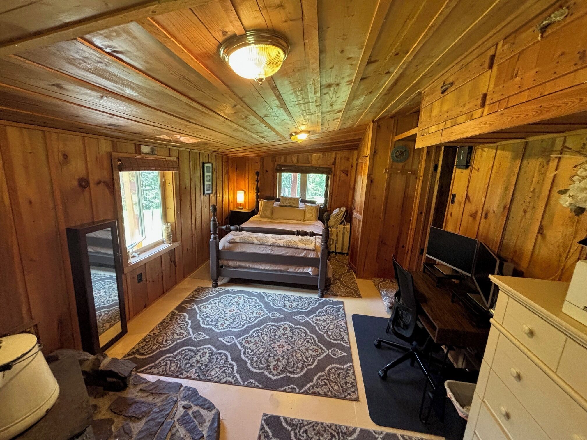 2 chambres, bureau, fer et planche à repasser, lit de bébé portatif