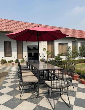 Outdoor dining - The Sparkle (Jaipur)