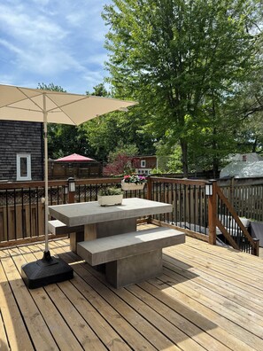 Outdoor dining - Spacious 4BR Home in Trendy Leslieville w/ Private Backyard (Toronto)
