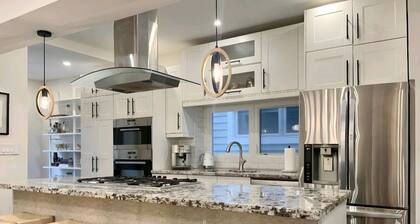 Spacious 4BR Home in Trendy Leslieville w/ Private Backyard