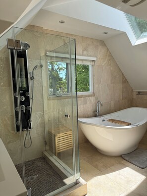 Hair dryer, bidet, towels, soap - Spacious 4BR Home in Trendy Leslieville w/ Private Backyard (Toronto)