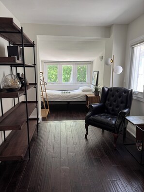 Iron/ironing board, Internet, bed sheets - Spacious 4BR Home in Trendy Leslieville w/ Private Backyard (Toronto)
