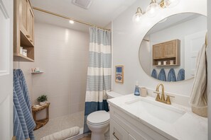 Secador de cabelo, toalhas de banho, sabonete, papel higiênico
