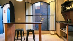 Eine kompakte Küche mit einer Essecke, einem Fenster mit Blick und komfortabler Ausstattung.