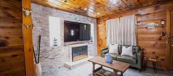 Cozy 3-bedroom cabin in serene Pearblossom with AC