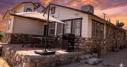 Cozy 3-bedroom cabin in serene Pearblossom with AC