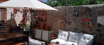 Historic 1880 Stone House Kilidülbahir Eceabat with Garden - 5★ Rated
