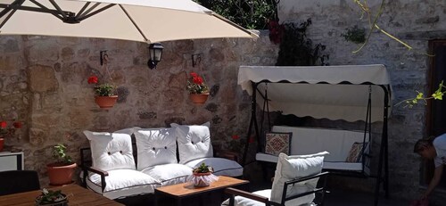 Historic 1880 Stone House Kilidülbahir Eceabat with Garden - 5★ Rated