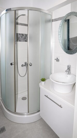 Dusche, Handtücher, Seife, Toilettenpapier