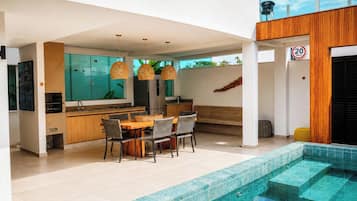 Casa Condomínio Prime com Piscina Privativa - Barreirinhas/MA | Private kitchen | Fridge, microwave, cookware/dishes/utensils, dining tables