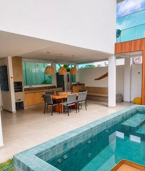 Casa Condomínio Prime com Piscina Privativa - Barreirinhas/MA | Bếp riêng | Tủ lạnh, lò vi sóng, dụng cụ nấu nướng/bát dĩa/dao nĩa, bàn ăn 