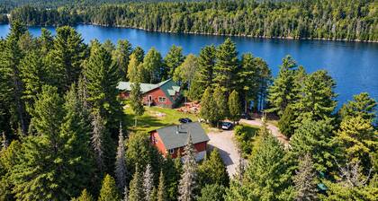 Cottage/Home Lakefront | 3 Bedrooms + 2 Baths