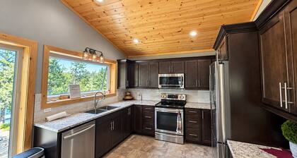 Cottage/Home Lakefront | 3 Bedrooms + 2 Baths