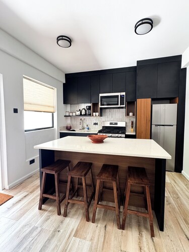 Luxury 2-bedroom condo 5 mins from UVF