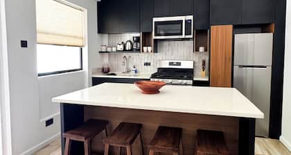 Luxury 2-bedroom condo 5 mins from UVF