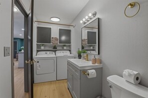 Haartrockner, Handtücher, Seife, Toilettenpapier