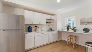 Coffee/tea maker, fridge, microwave, oven
