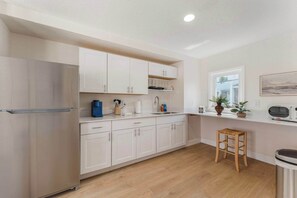 Fridge, microwave, oven, stovetop - Coquina Cottage Stay (Cocoa Beach)