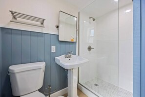 Ein Badezimmer mit Toilette, Waschbecken und Dusche.