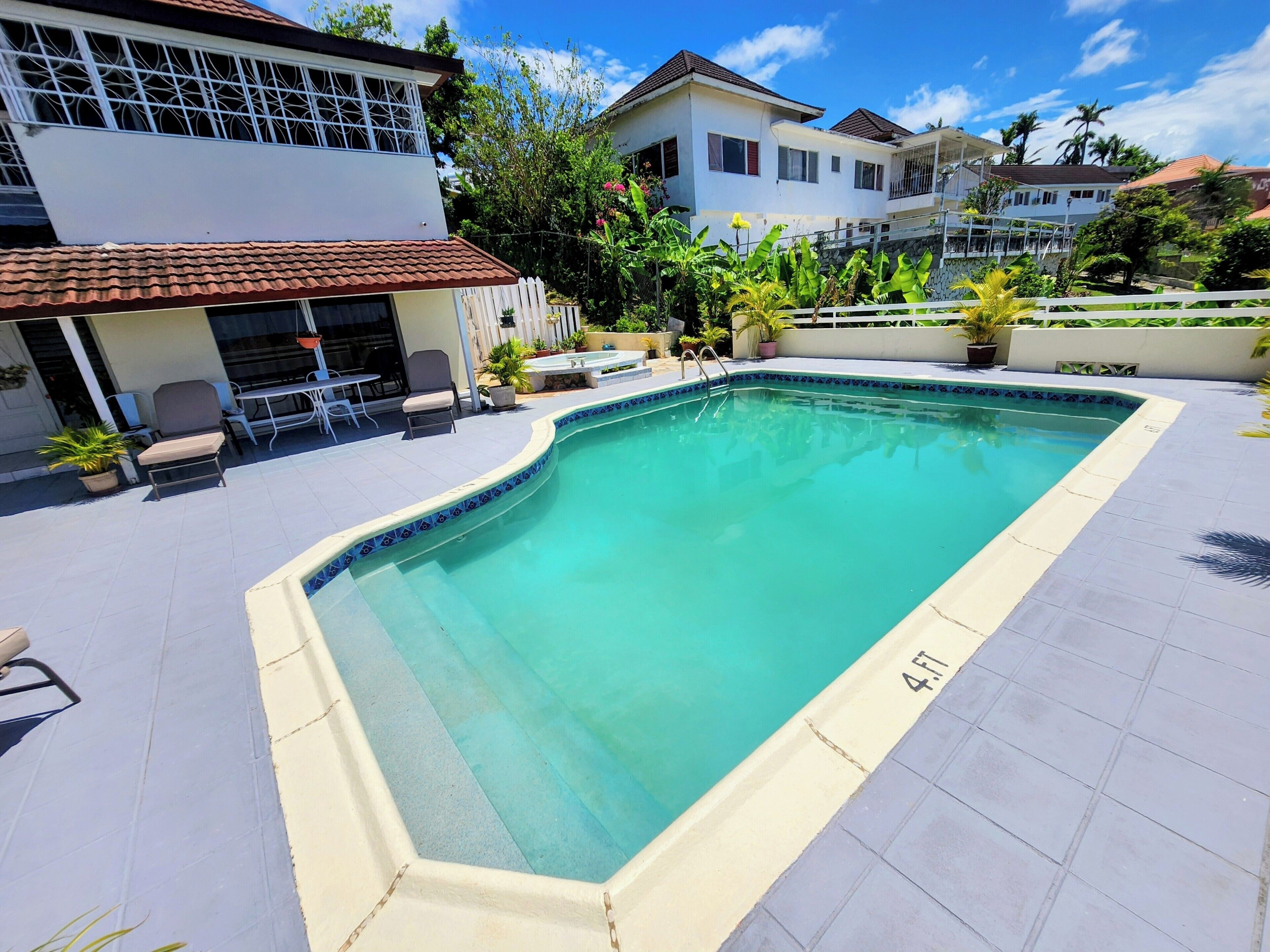 Una piscina al aire libre, tumbonas