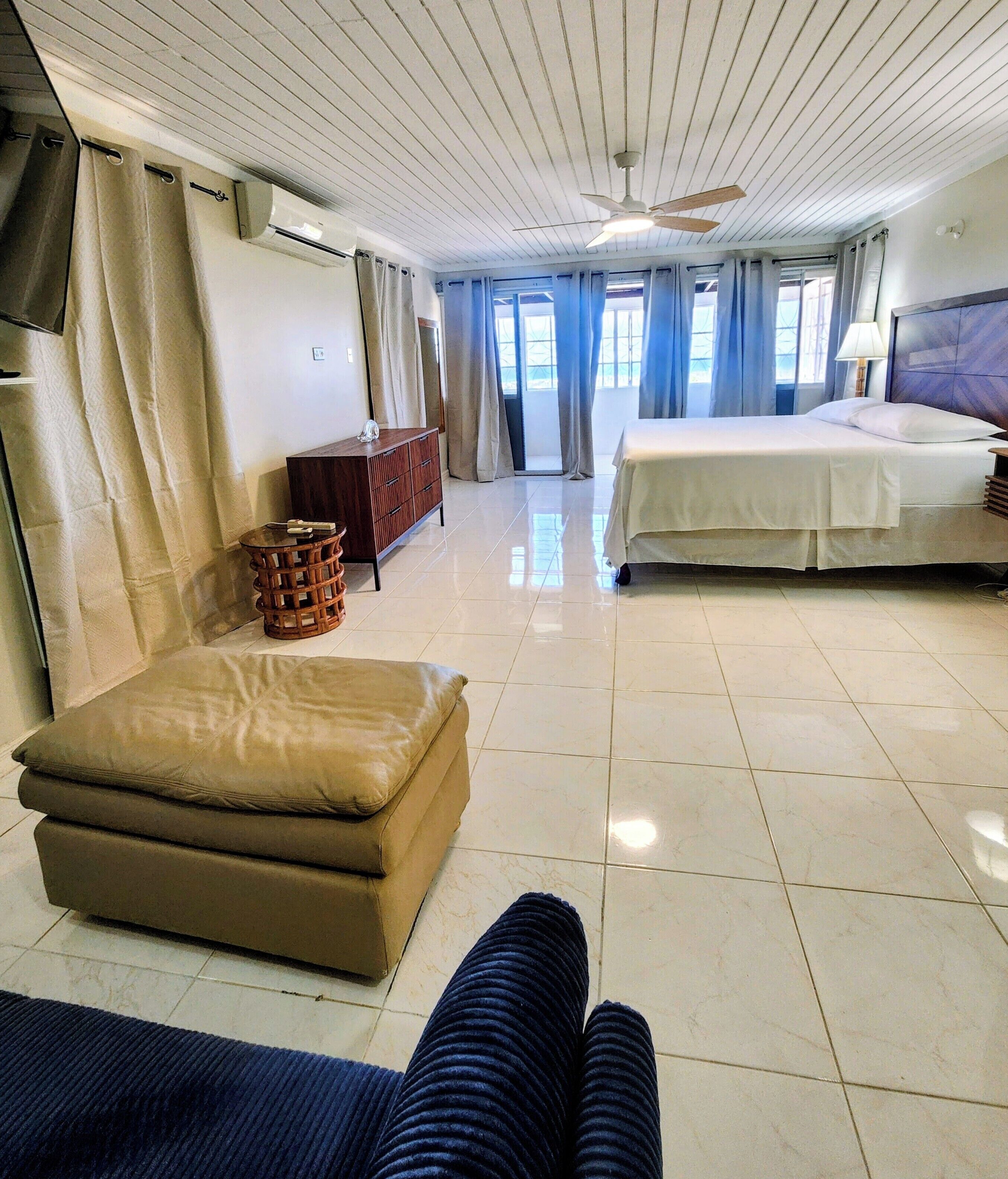 Deluxe kamer, balkon, uitzicht op zee | Verduisterende gordijnen, een strijkplank/strijkijzer, gratis wifi