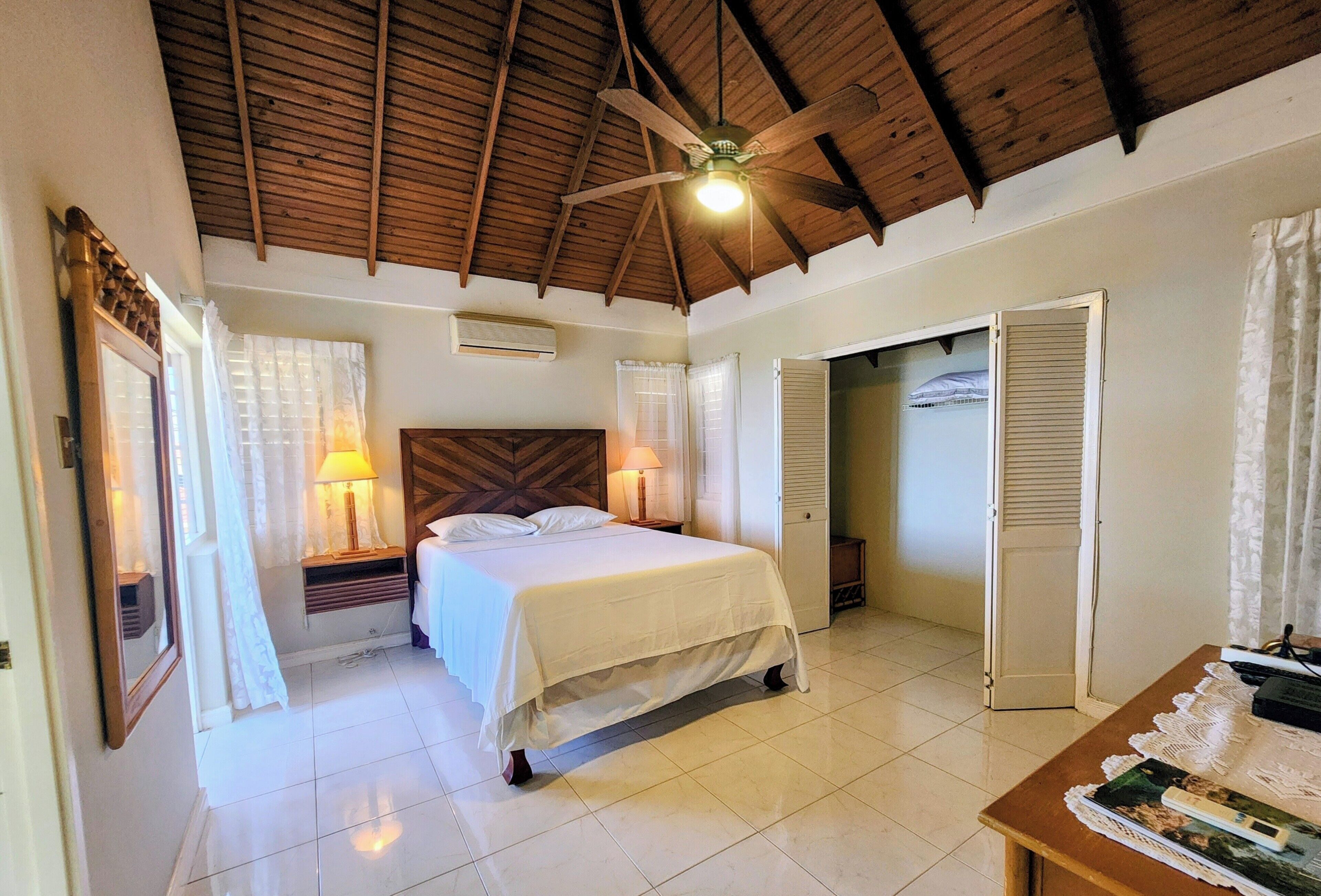Cortinas opacas, tabla de planchar con plancha, wifi gratis