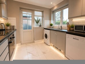 Private kitchen - Brentwood Detached Bungalow with Garden + parking (Shenfield)