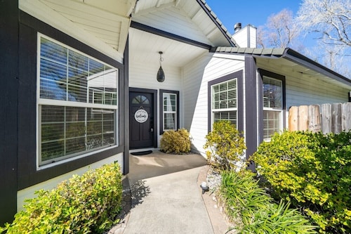 Family Home | Fire Pit + Outdoor TV | Near Bethel