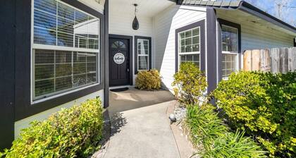 Family Home | Fire Pit + Outdoor TV | Near Bethel