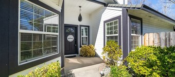 Family Home | Fire Pit + Outdoor TV | Near Bethel
