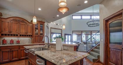 Hilltop Estate Pool Table, Gym, Mountain Views