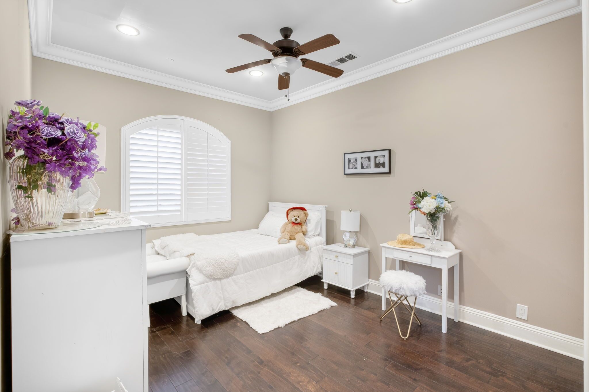 3 habitaciones, tabla de planchar con plancha, wifi y ropa de cama 