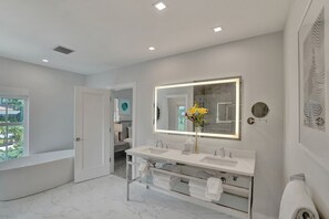 Bathroom - The Cub At Birch House (Fort Lauderdale)