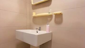 Ducha, bidet, toallas, jabón
